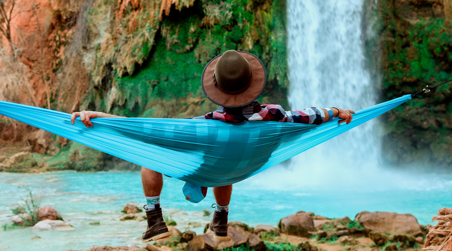 Viajero disfrutando de un destino colombiano con tranquilidad