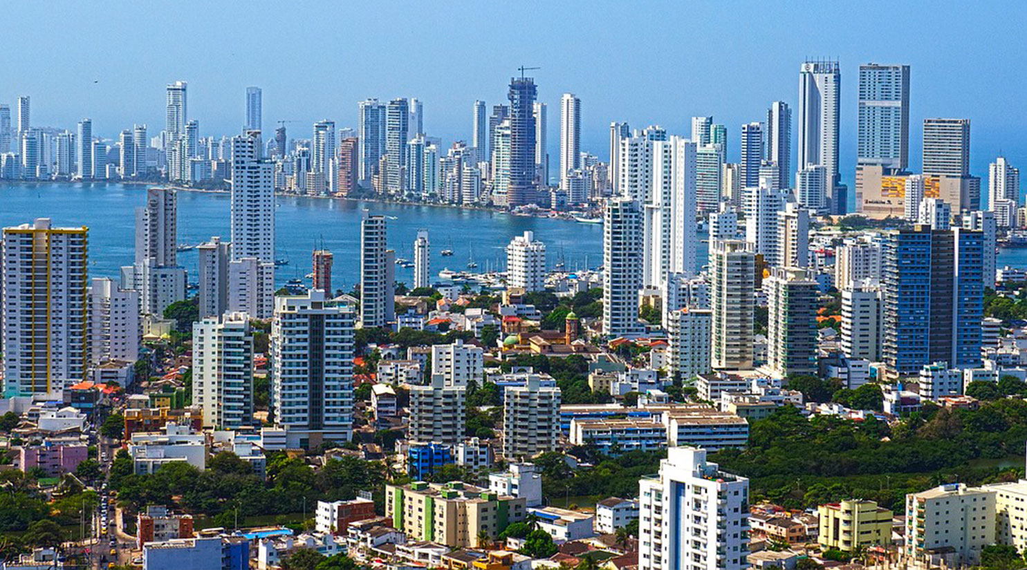 Vista de Cartagena con el mar Caribe y su arquitectura histórica